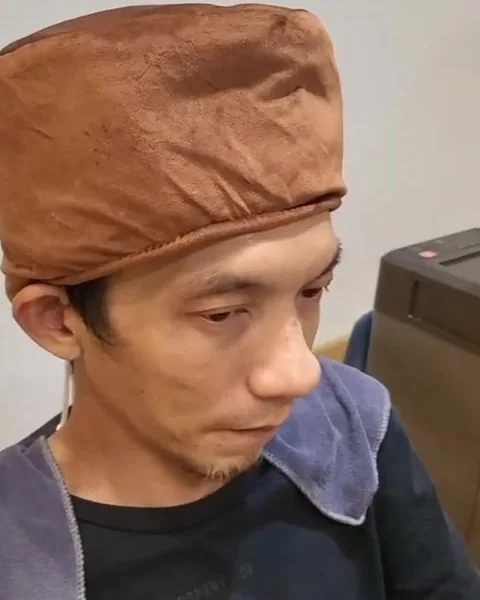 Topi wap di atas kulit kepala pelanggan